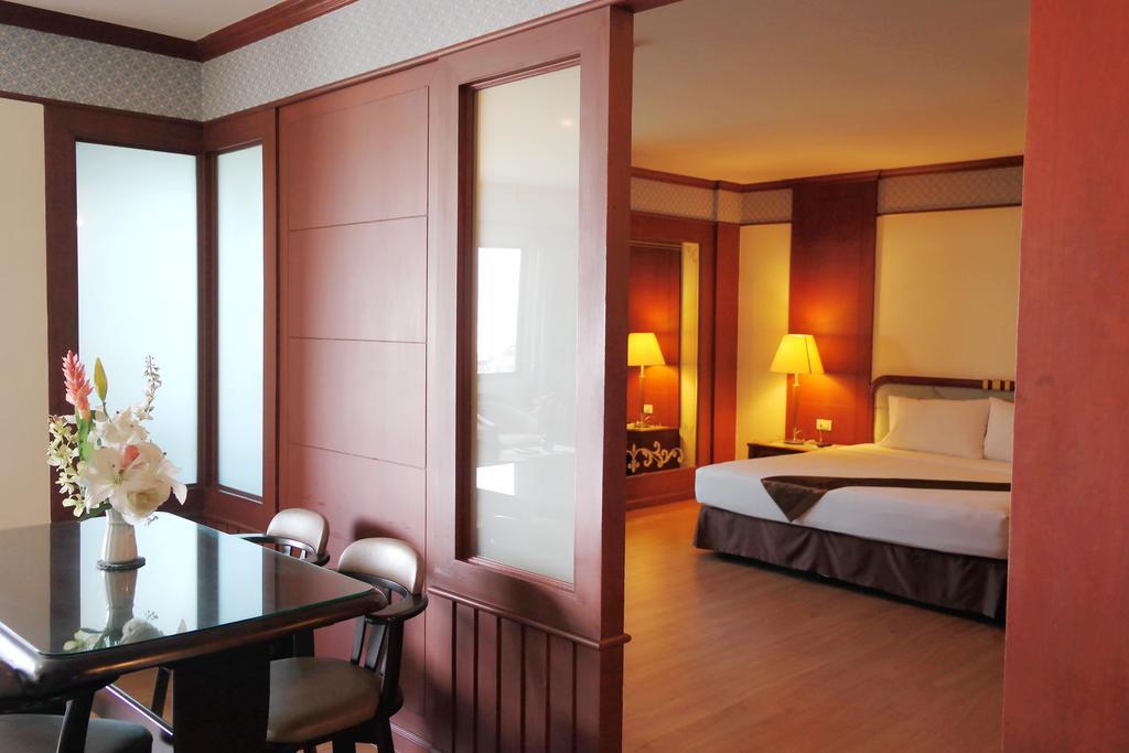 Grand Park Hotel Nakhon Si Thammarat Buitenkant foto