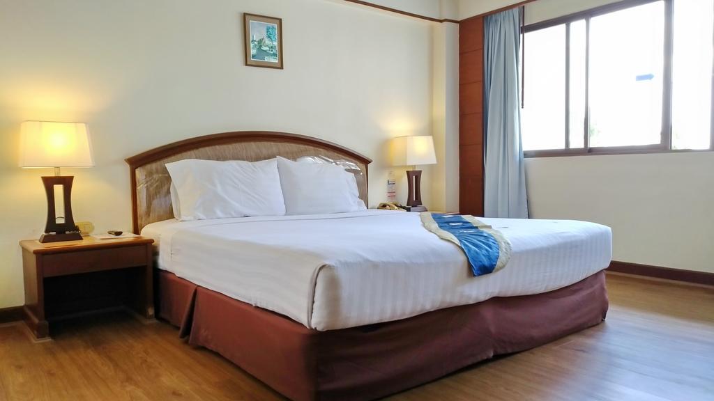 Grand Park Hotel Nakhon Si Thammarat Buitenkant foto
