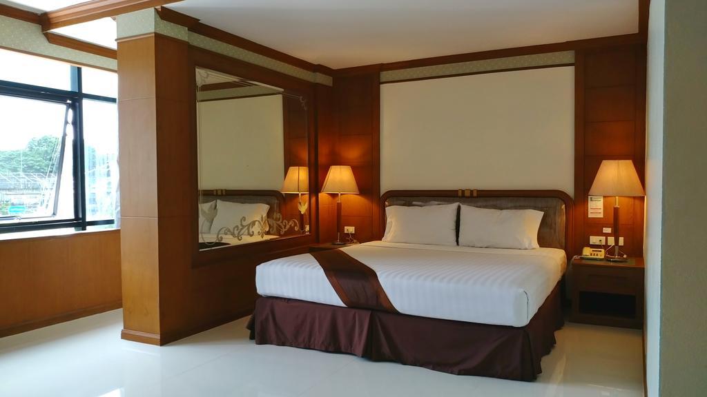 Grand Park Hotel Nakhon Si Thammarat Buitenkant foto