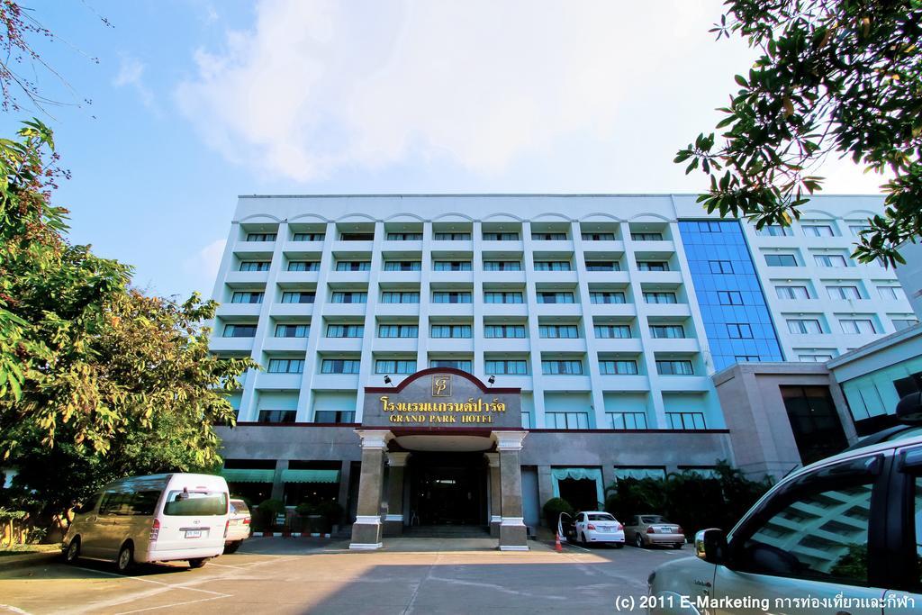 Grand Park Hotel Nakhon Si Thammarat Buitenkant foto