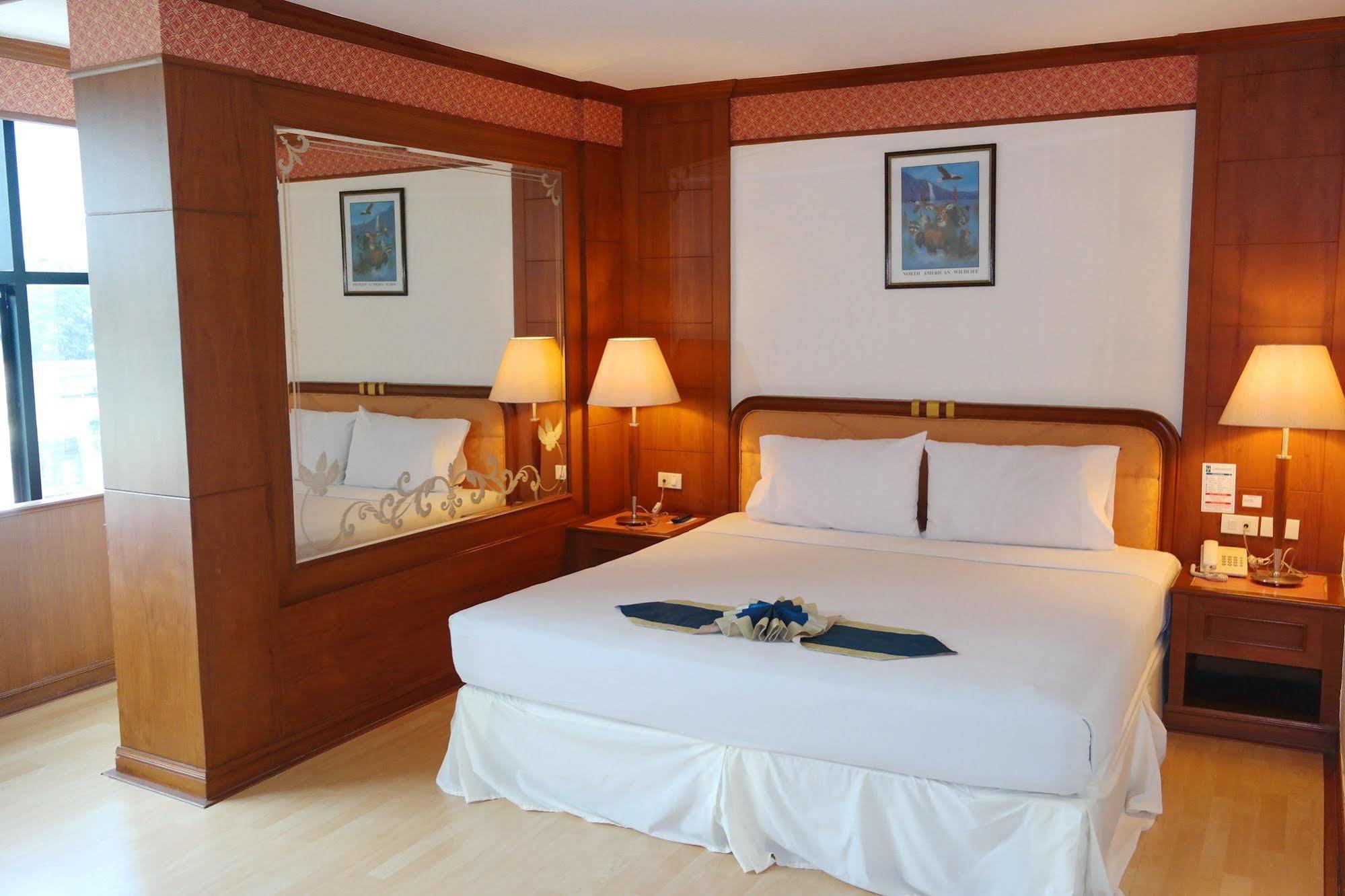 Grand Park Hotel Nakhon Si Thammarat Buitenkant foto