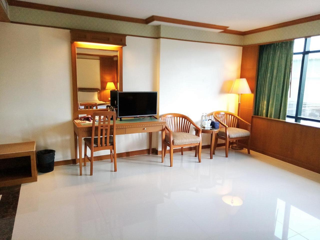 Grand Park Hotel Nakhon Si Thammarat Buitenkant foto